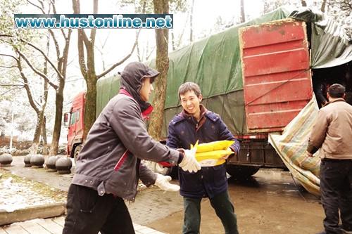 中间为李明攀校友_副本.jpg